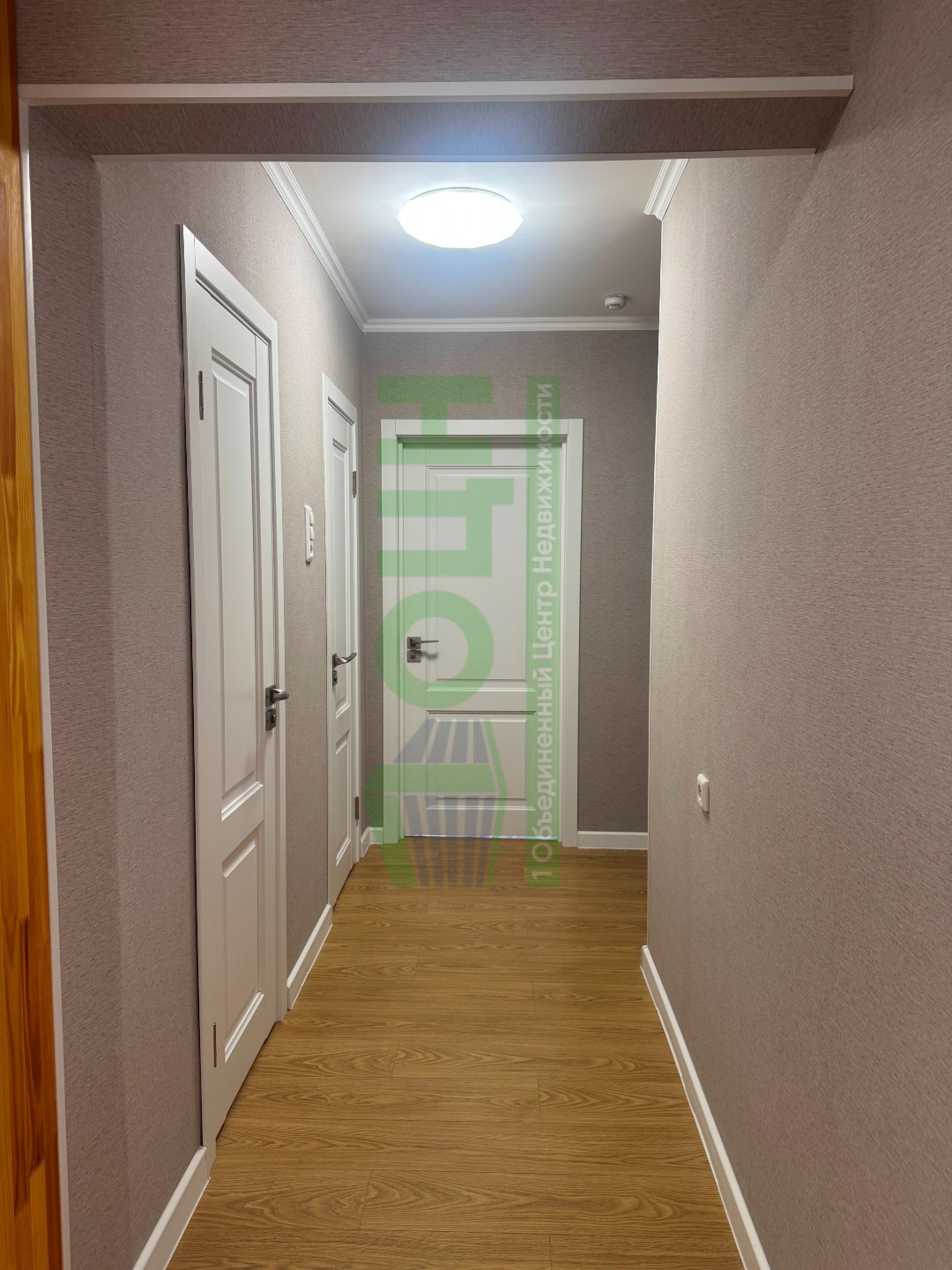 Продается просторная 2-комн. квартира  по ул. Толстого,  д.67 «А»,  на 1 этаже в 16 этажном панельном доме. Год постройки 2015 г. Общая площадь  64,2 м, жилая 40м, кухня 12м, балкон – 4,5 м. Хорошее состояние квартиры, установлены  меж.двери, окна ПВХ, полы – ламинат,  с/у раздельный. В квартире ост