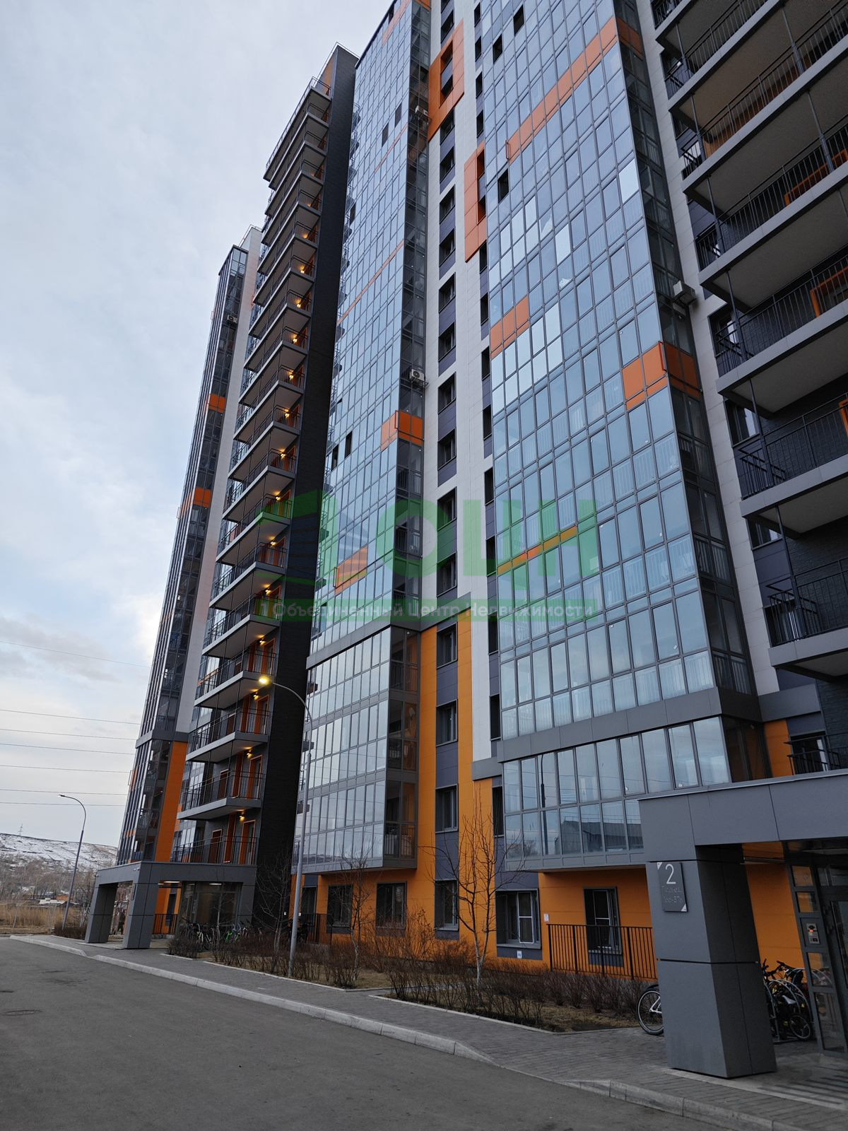 Евродвушка с одной дополнительной комнатой. Хороший ремонт. Прекрасный вид из окон. Большая парковка для автомобилей. Уютный закрытый двор.