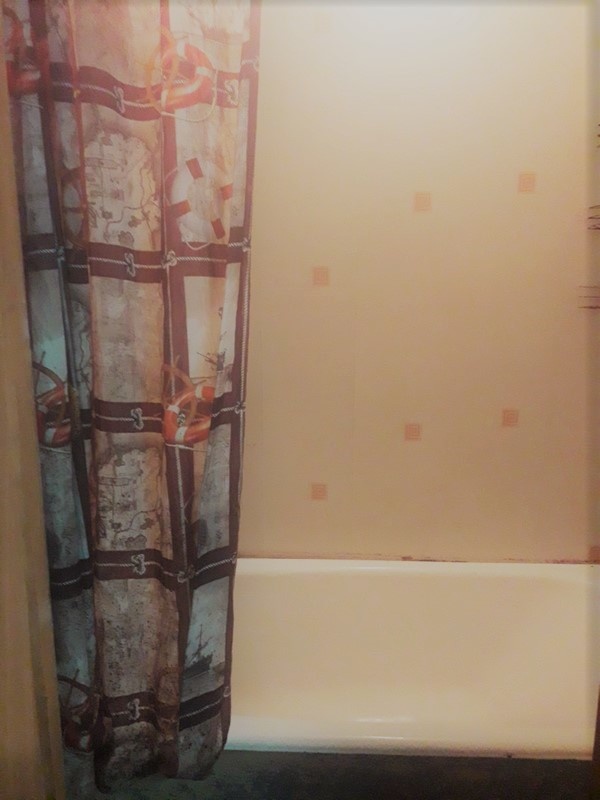 Продам комнату в общежитии ул.Рокоссовского, 18; 5/9п, 19м2, состояние хорошее, окно ПВХ, потолок натяжной, линолеум, металлическая дверь, душ и туалет на этаже ( под ключ ), очень теплая. Чистая, тихая секция. Один взрослый собственник! Любой расчёт.