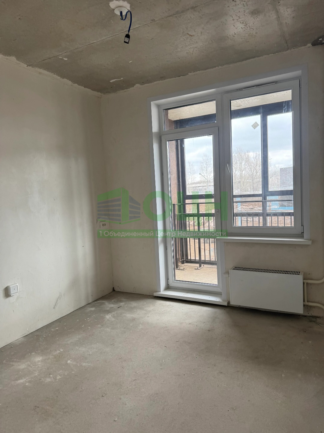Продается 2-комн. квартира в ЖК Кедр 2, по ул. Норильская д.64 на 3 этаже в 19 этажном монолитно-кирпичном доме. Общая площадь - 51,8 м. Отделка квартиры получистовая, от застройщика (белый куб). На территории комплекса большие дворы, с удобным зонированием, на которых размещены спортивные и детские